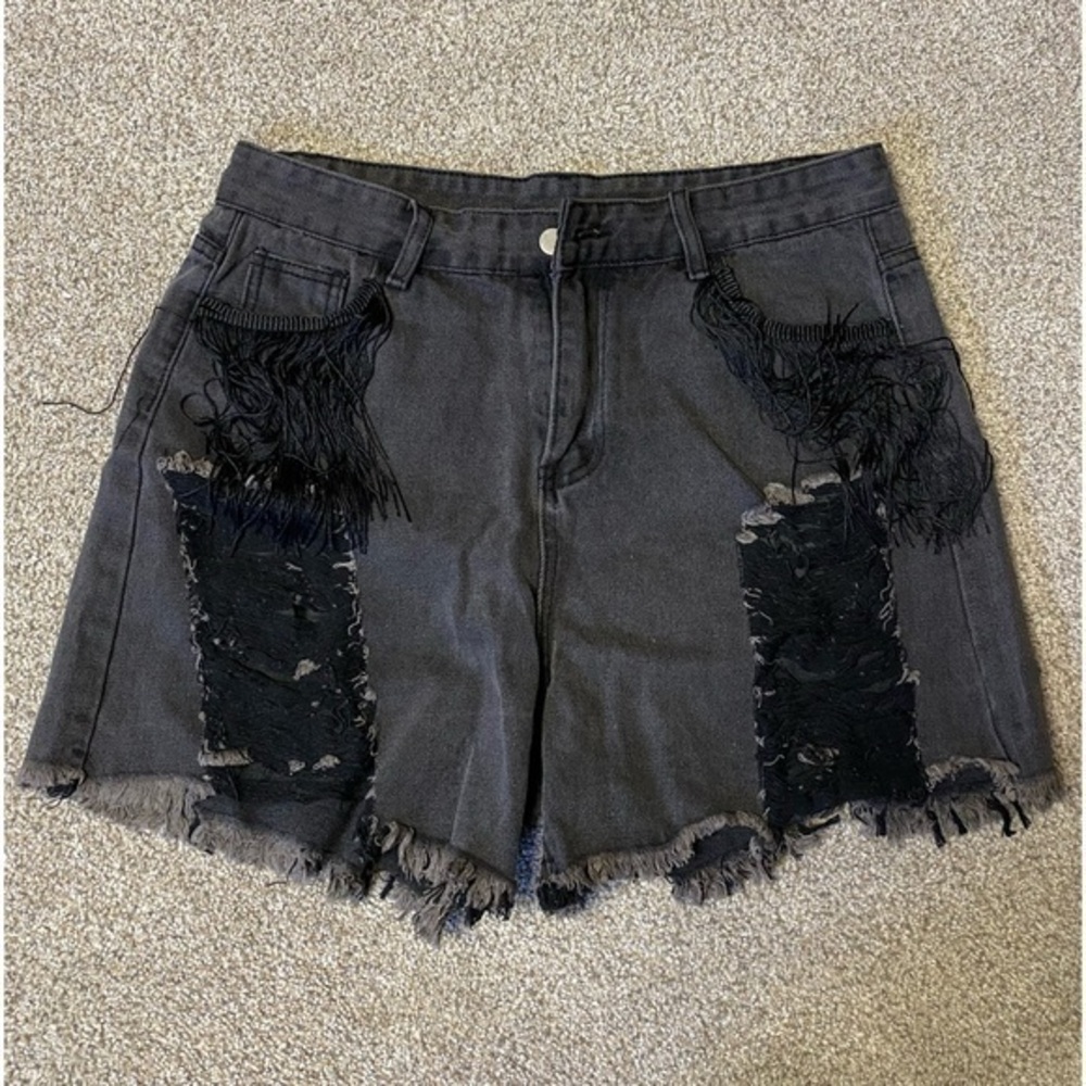 NWOT - Women’s Raw Hem Tassel Distressed Ripped Slash Pocket Denim Shorts Large